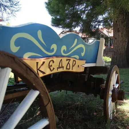 Къщи за гости Кедър Гостевой дом Долна-Баня